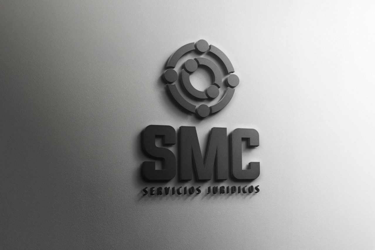 Logo corpóreo de SMC Servicios Jurídicos sobre una pared